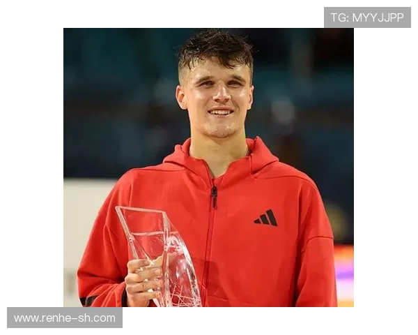 中国网球新星横空出世连克强敌掀起青春风暴震撼国际赛场