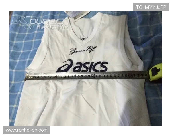 热那亚俱乐部近期动态更新：新签约球员亮相球队训练场，备战新赛季挑战